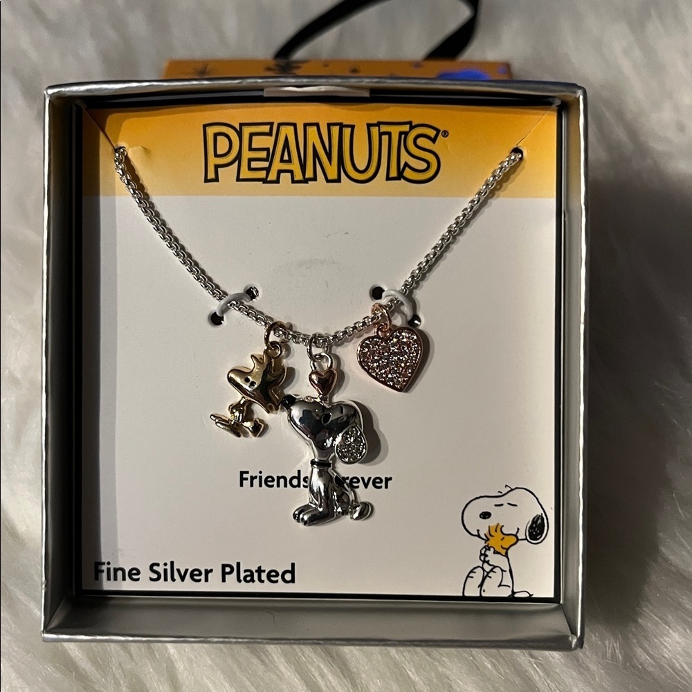 🆕 Peanuts Crystal Snoopy Woodstock Heart Charm Pendant Necklace Tri-Tone - Picture 5 of 5